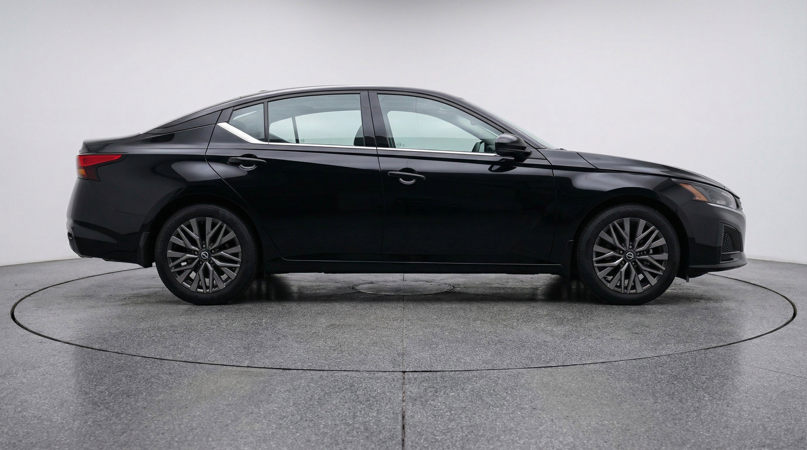 Used 2025 Nissan Altima 2.5 SV image 11