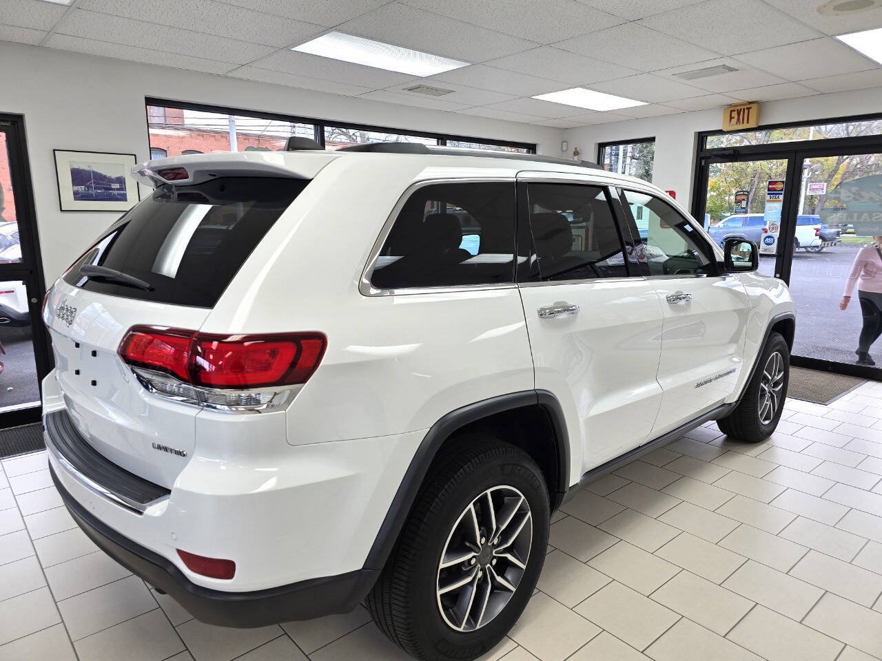 Used 2021 Jeep Grand Cherokee Limited w/ Premium Lighting Group AWD/4WD image 6