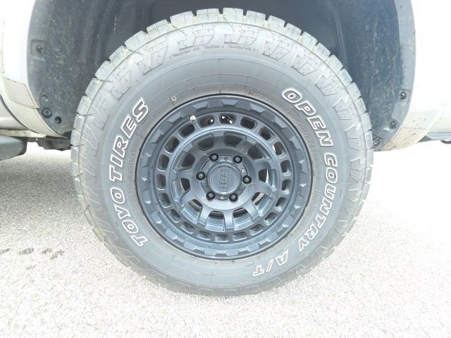 Used 2016 Toyota Tacoma SR5 w/ SR5 Appearance Package (SN) image 22