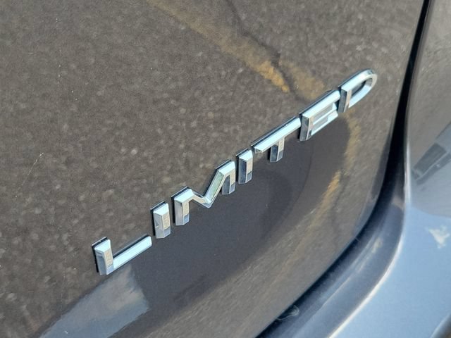 Used 2023 Chrysler Pacifica Limited FWD image 34