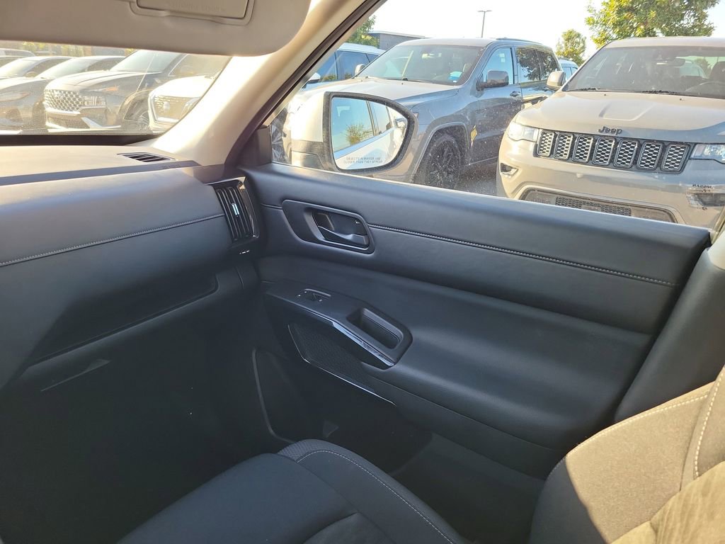Used 2025 Nissan Pathfinder SV image 18
