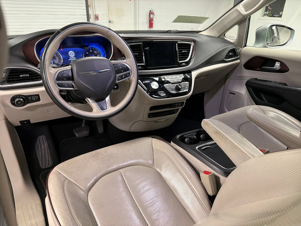 Used 2019 Chrysler Pacifica Limited w/ Tire & Wheel Group FWD image 33