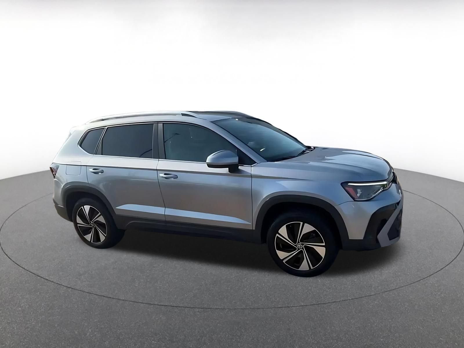 Used 2026 Volkswagen Taos SE AWD/4WD image 2