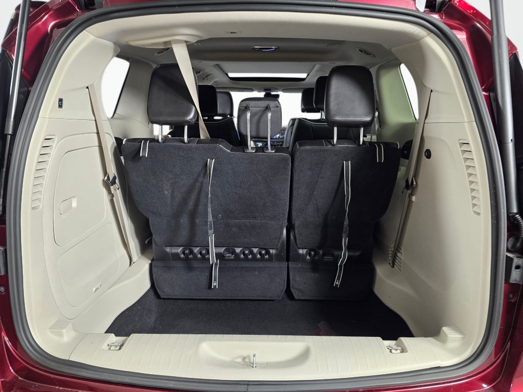 Used 2022 Chrysler Pacifica Limited w/ Uconnect Theater Family Group FWD image 15