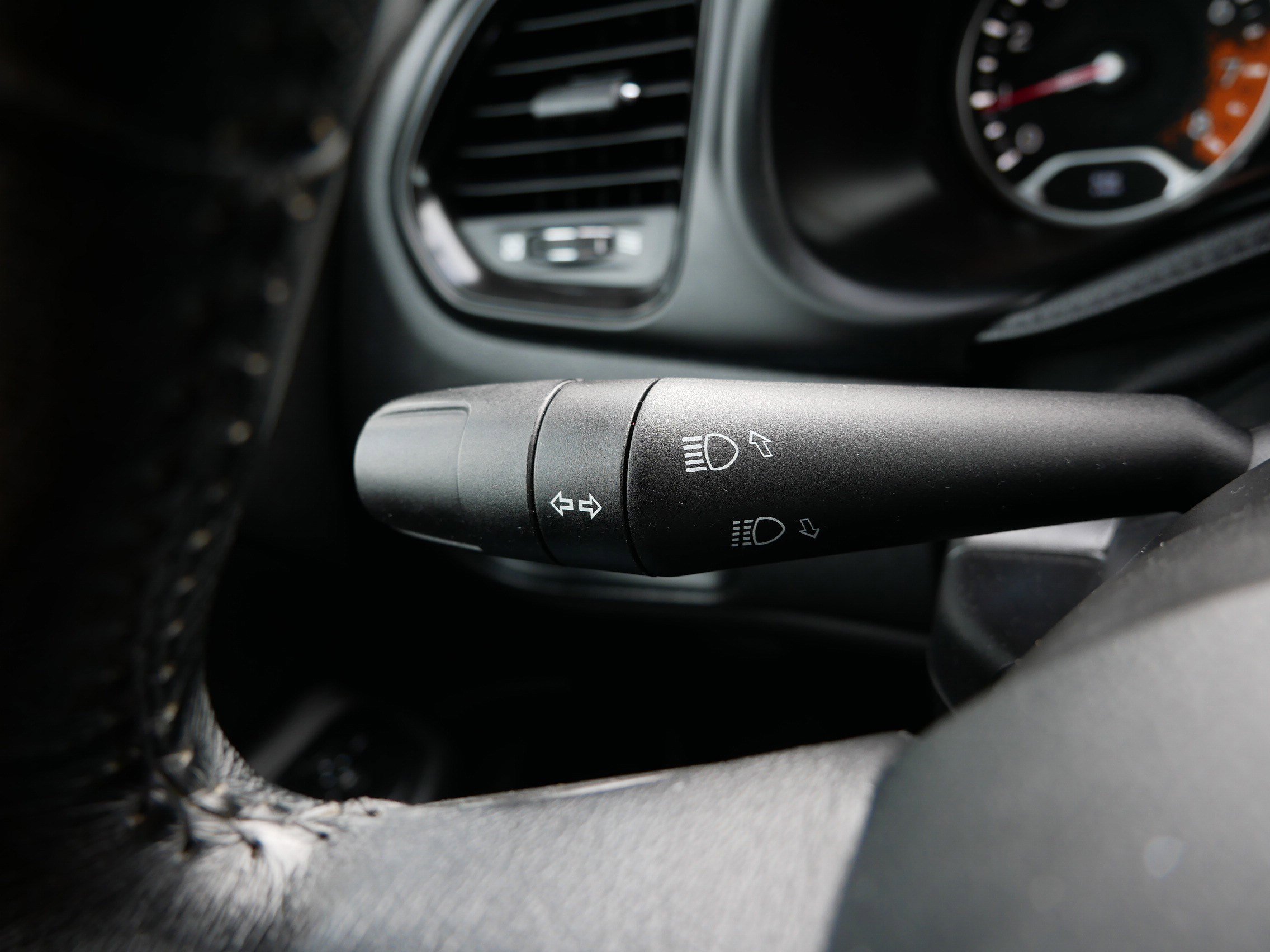 Used 2018 Jeep Renegade Altitude FWD image 30