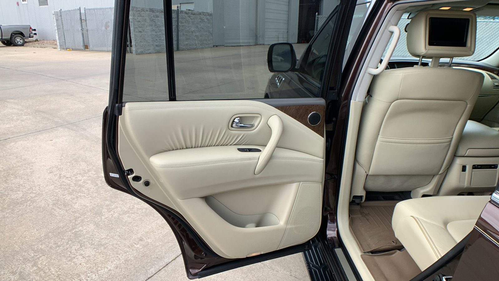 Used 2017 INFINITI QX80 4WD w/ Driver Assistance Package image 21