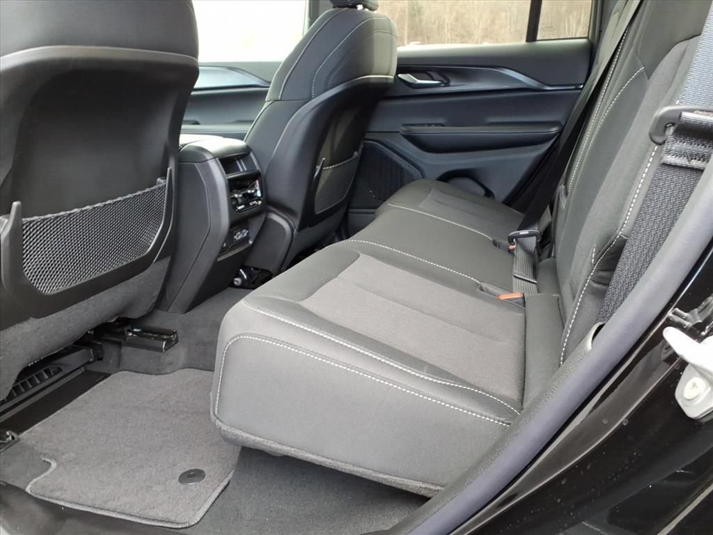 New 2025 Jeep Grand Cherokee Laredo w/ Luxury Tech Group I AWD/4WD image 10