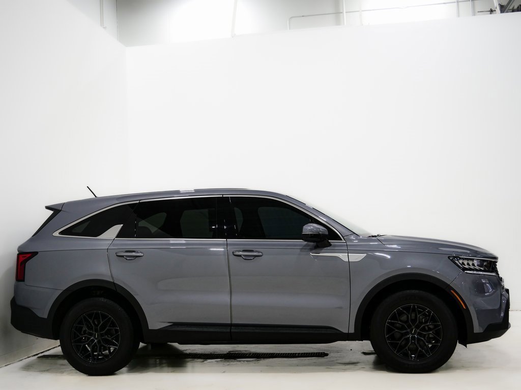 Used 2023 Kia Sorento LX image 4