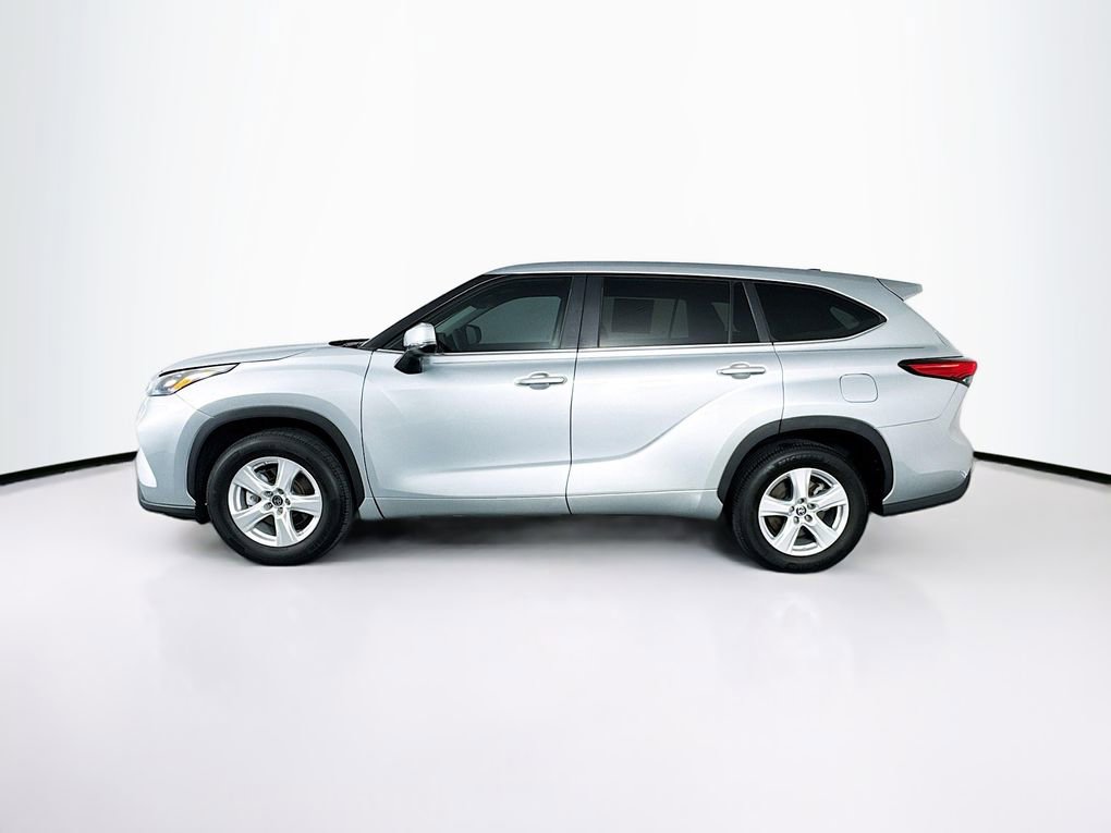 Used 2023 Toyota Highlander LE image 6
