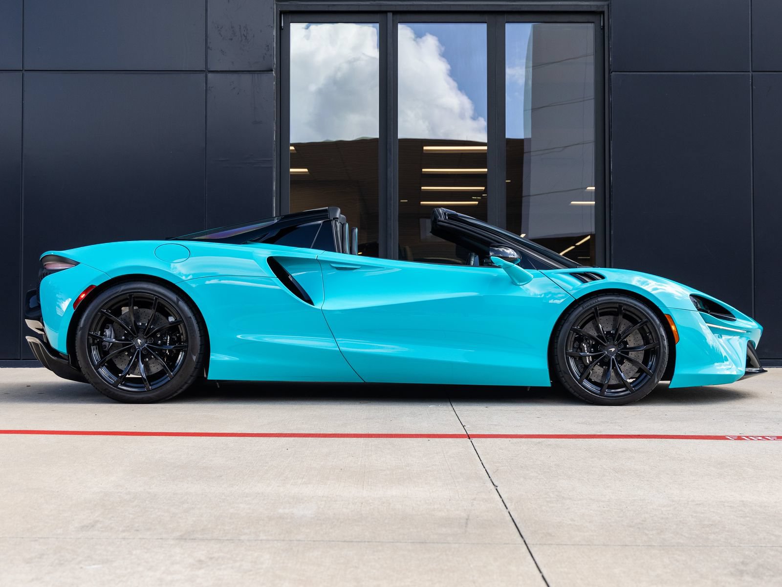 Used 2025 McLaren Artura Spider RWD image 11