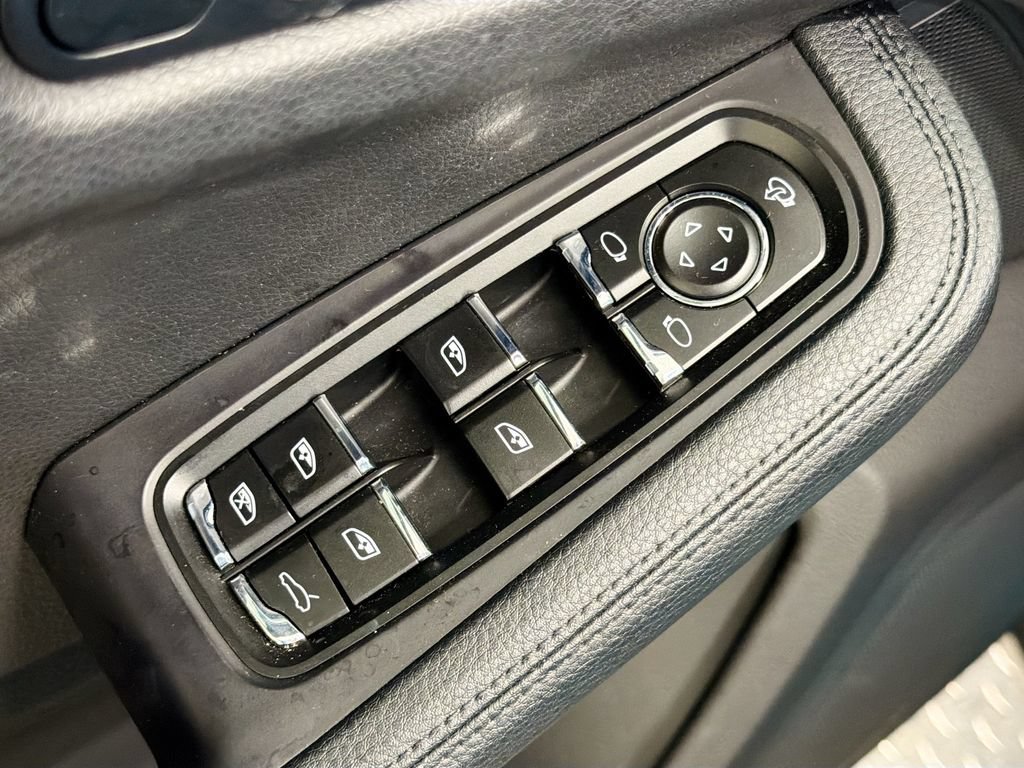 Certified 2022 Porsche Macan S AWD/4WD image 19