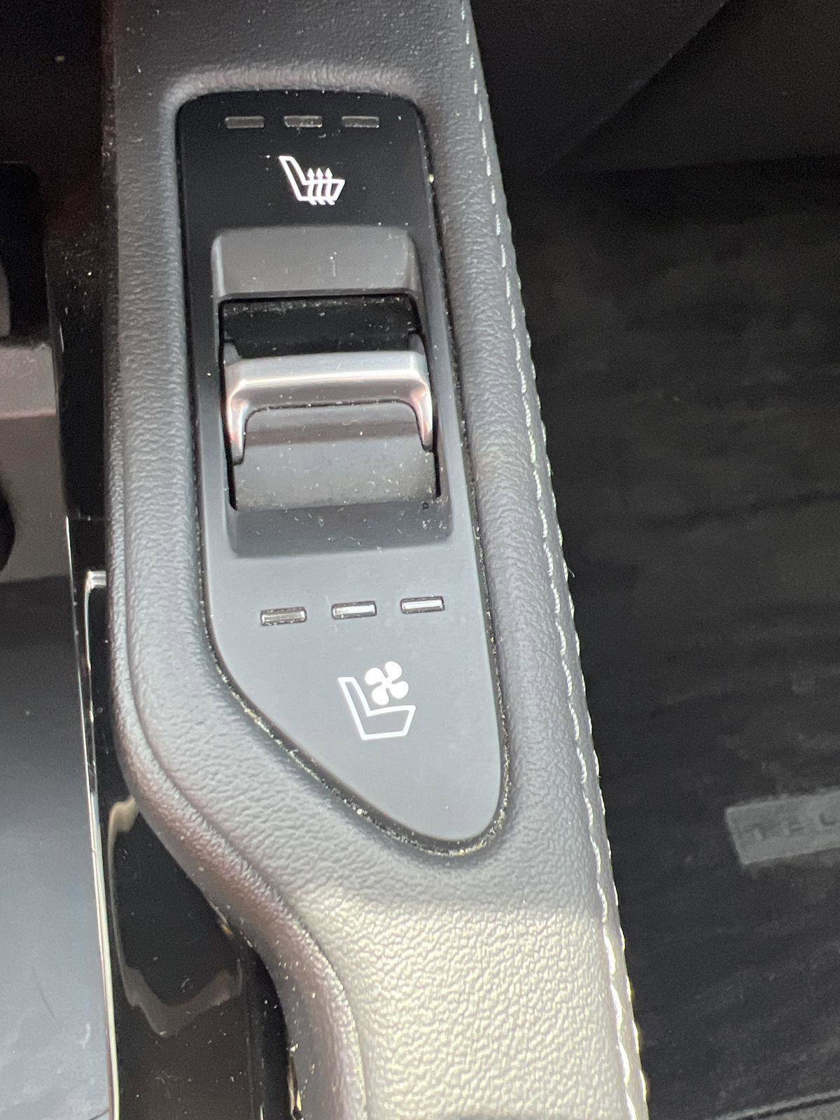 Used 2024 Kia Telluride EX w/ EX Captain's Chair Package image 17