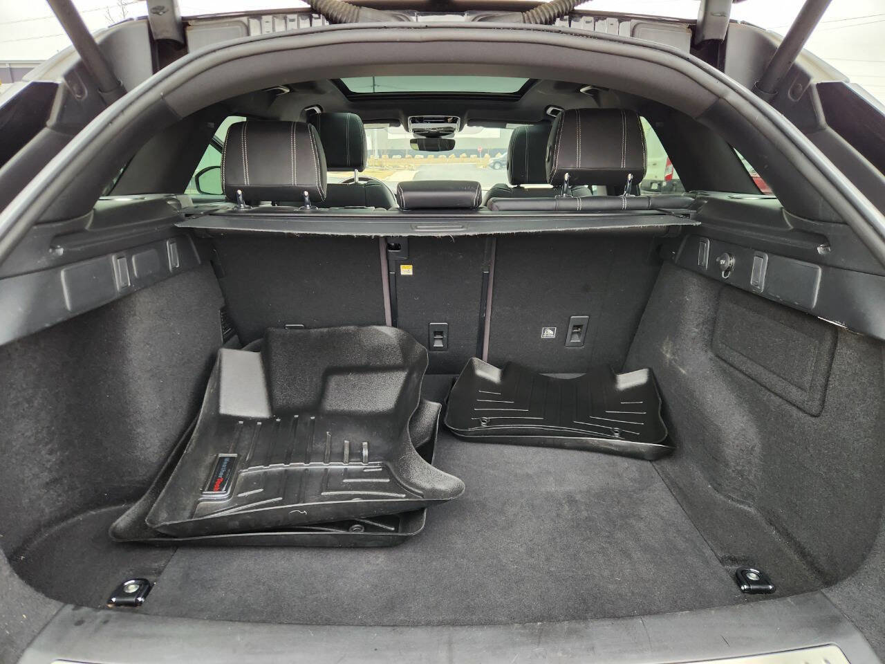 Used 2018 Land Rover Range Rover Velar R-Dynamic SE image 16