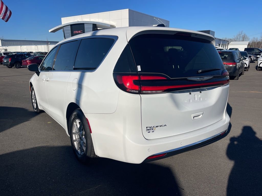 Used 2023 Chrysler Pacifica Touring-L image 3