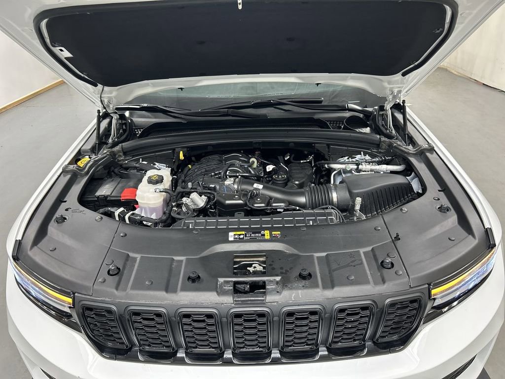 Used 2024 Jeep Grand Cherokee Altitude AWD/4WD image 24