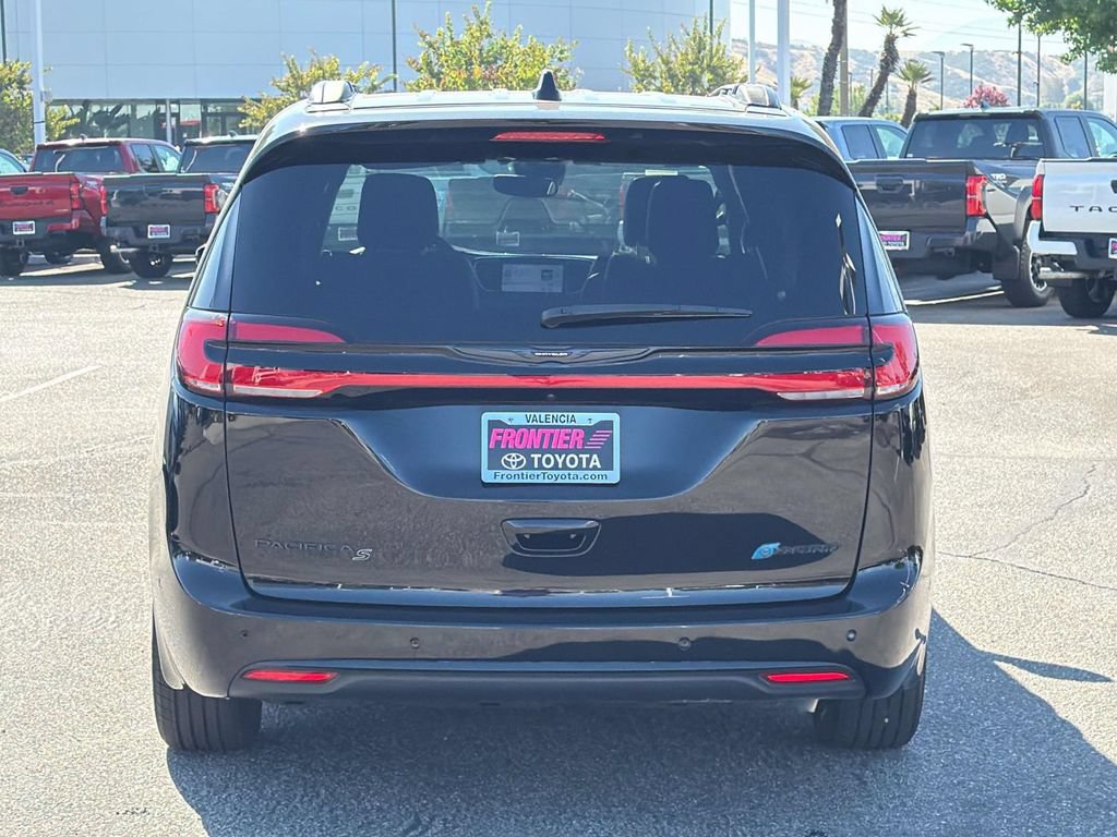 Used 2025 Chrysler Pacifica Premium FWD image 4