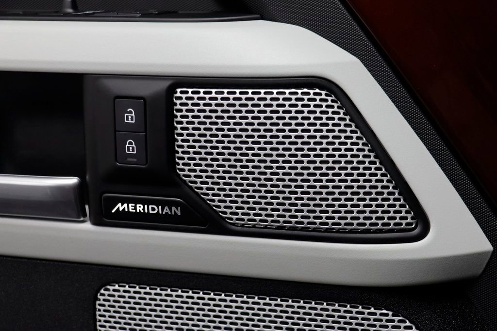 Used 2023 Land Rover Defender 130 First Edition image 7