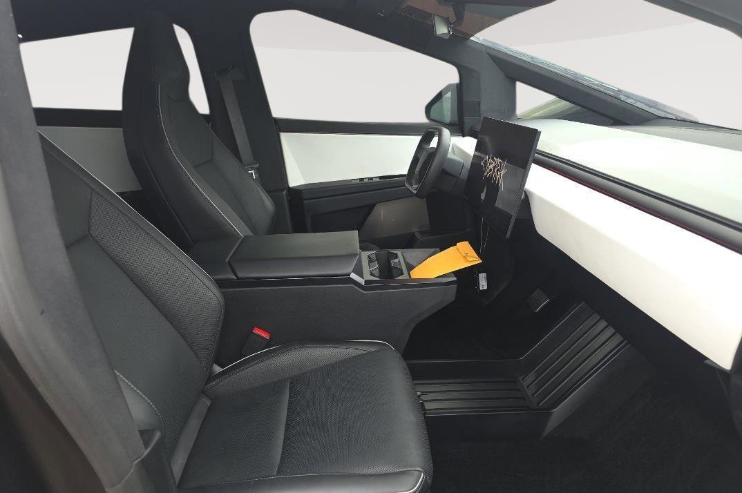 Used 2024 Tesla Cybertruck AWD Crew Cab image 6