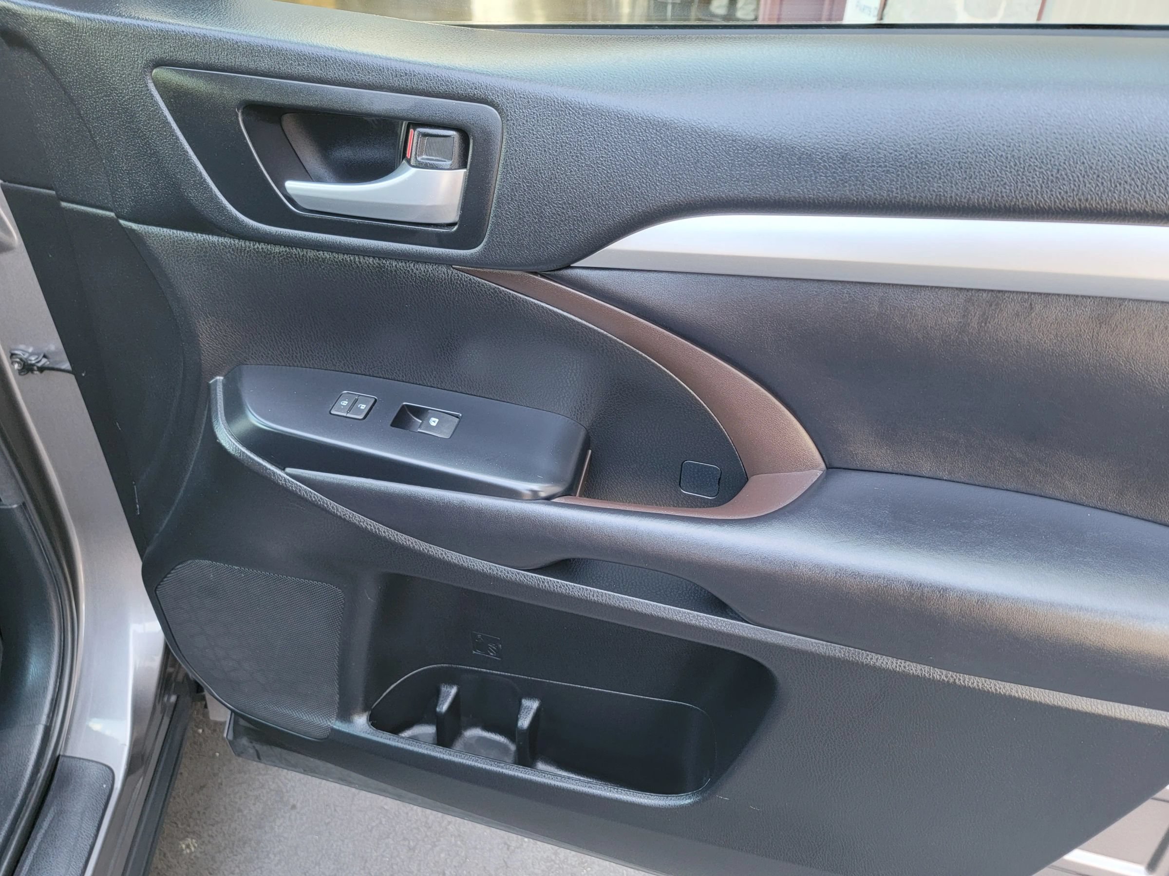 Used 2017 Toyota Highlander XLE AWD/4WD image 19