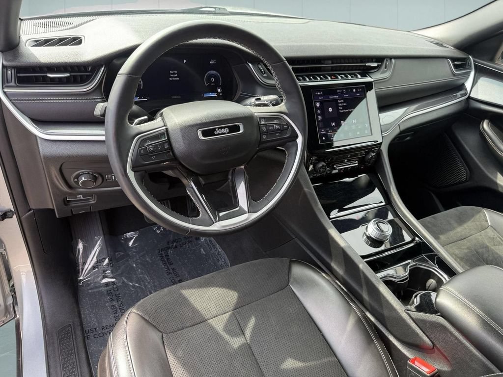 Used 2023 Jeep Grand Cherokee Altitude AWD/4WD image 11