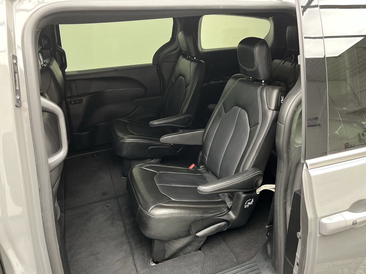 Used 2025 Chrysler Pacifica Select FWD image 11