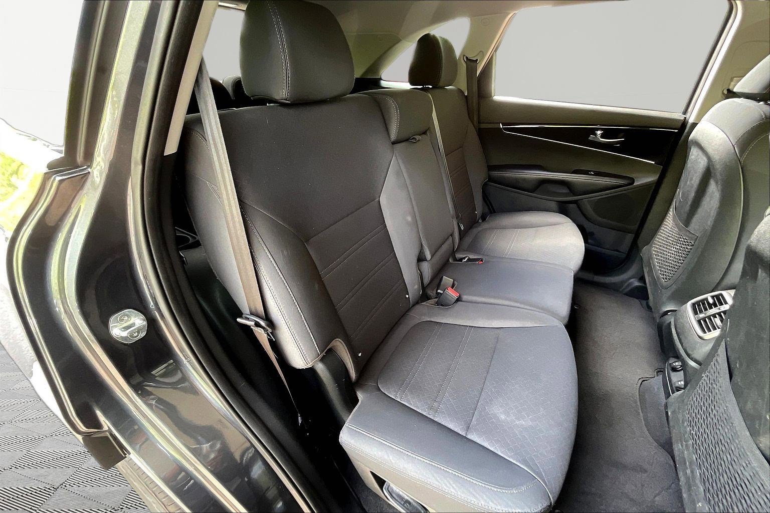 Used 2020 Kia Sorento LX FWD image 25