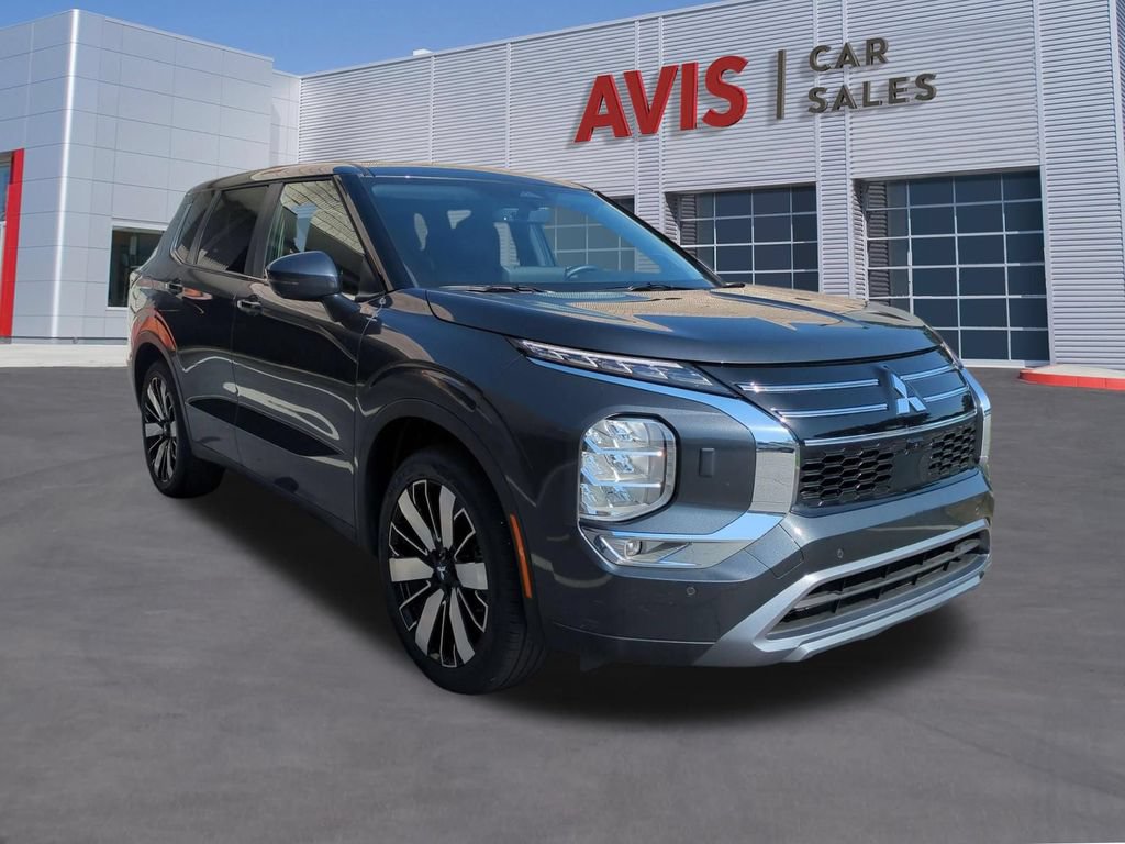 Used 2025 Mitsubishi Outlander SE AWD/4WD image 3