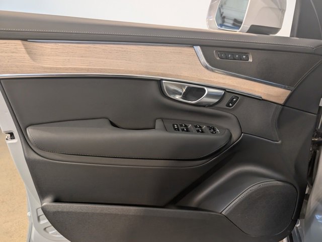 Used 2025 Volvo XC90 B6 Plus image 11