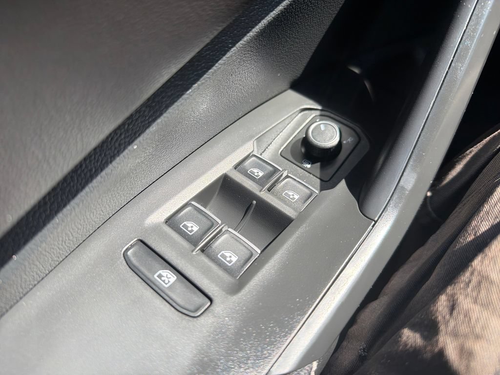 Used 2023 Volkswagen Jetta SE FWD image 9