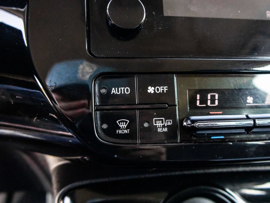 Used 2019 Toyota Prius L Eco w/ Carpet Mat Package FWD image 26