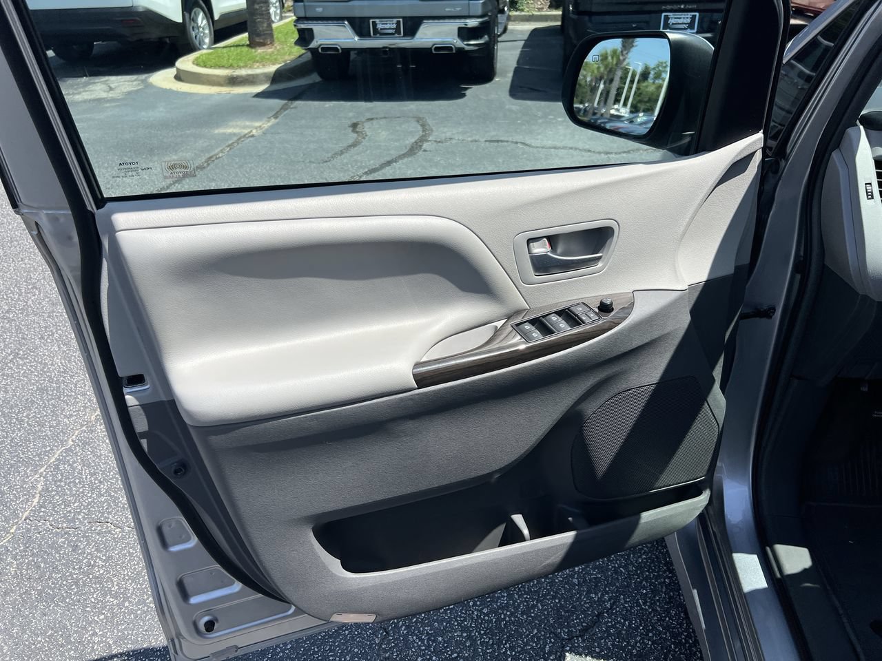 Used 2018 Toyota Sienna XLE FWD image 14