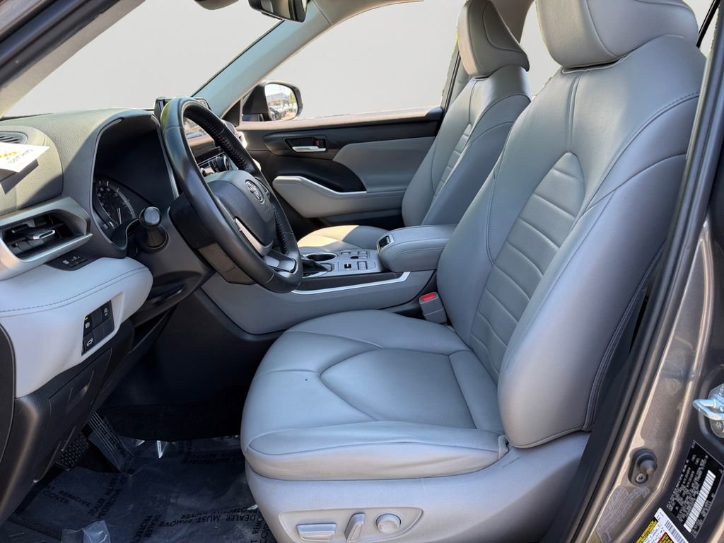 Used 2023 Toyota Highlander XLE AWD/4WD image 16