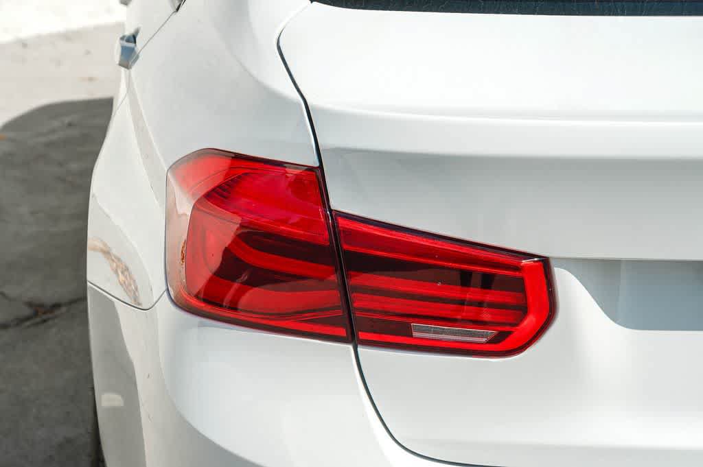 Used 2018 BMW 320i Sedan RWD image 9