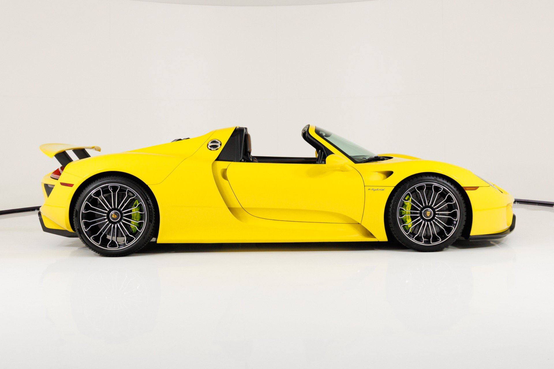 Used 2015 Porsche 918 Spyder AWD/4WD image 2