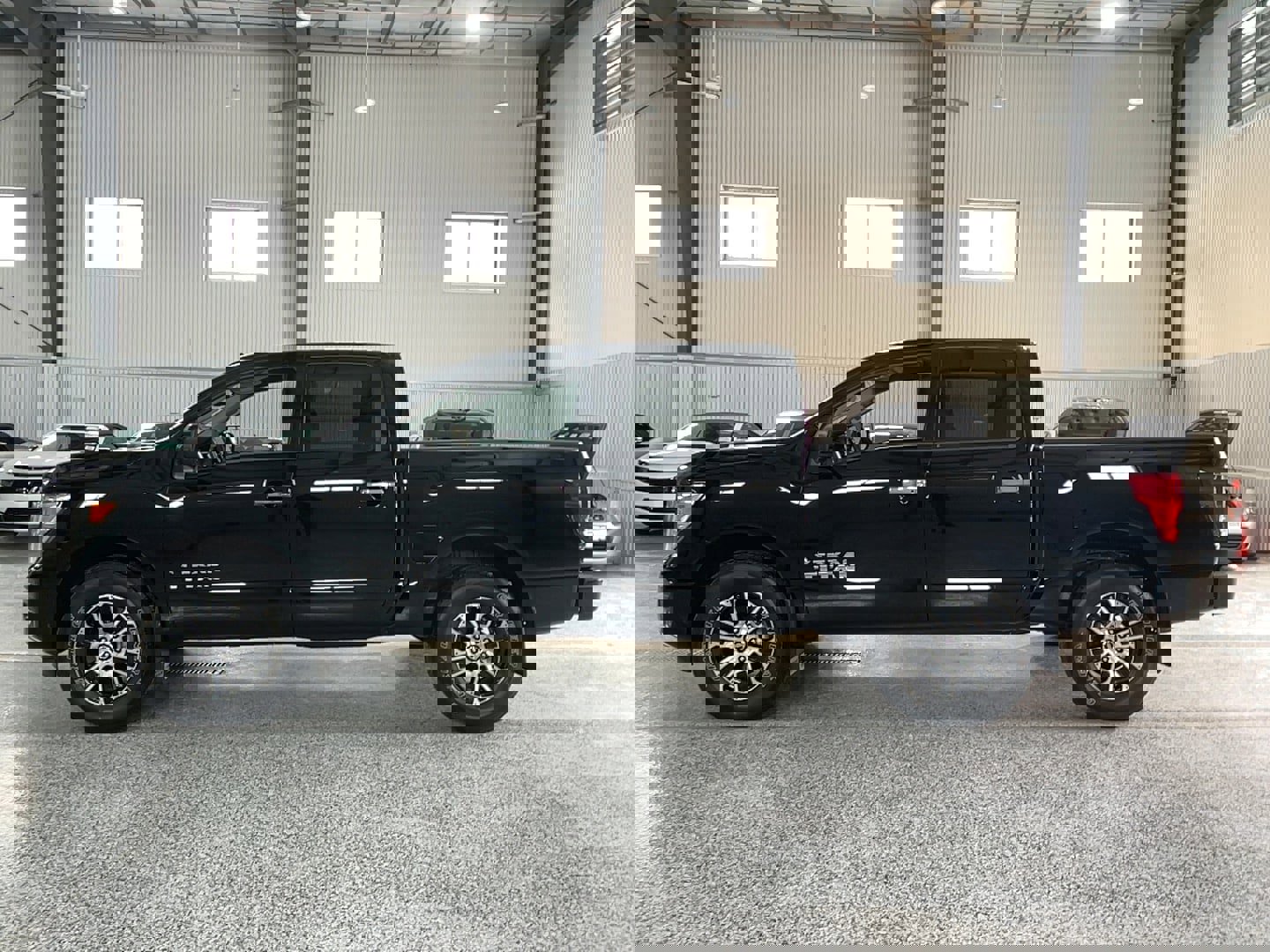 Used 2021 Nissan Titan SV w/ SV Convenience Package image 4