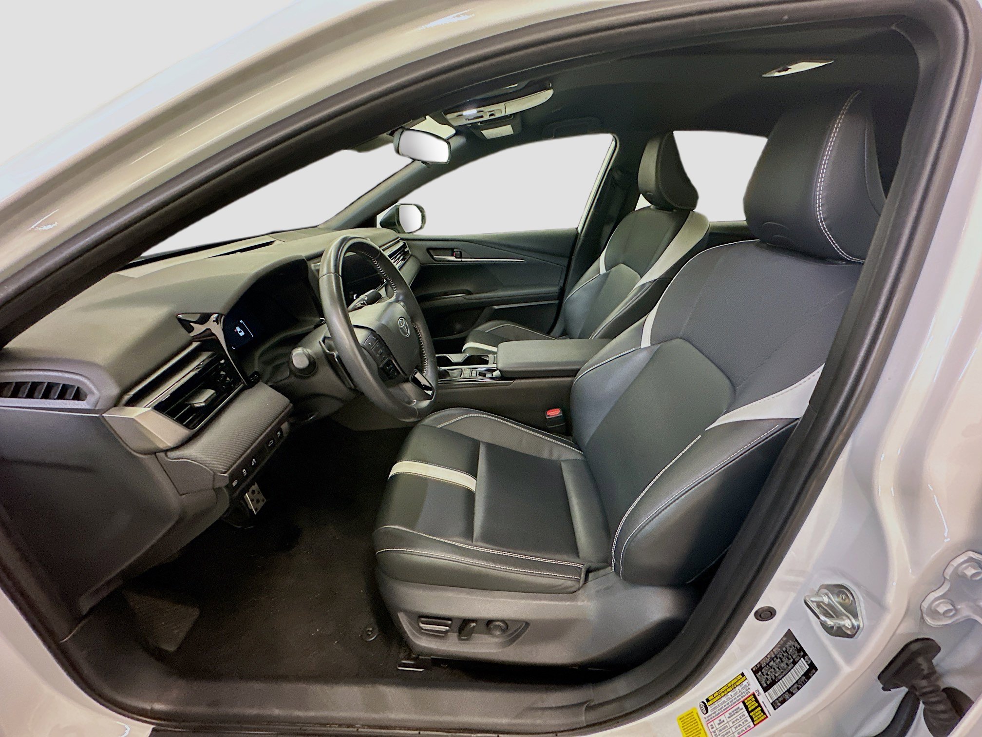 Used 2025 Toyota Camry SE image 13