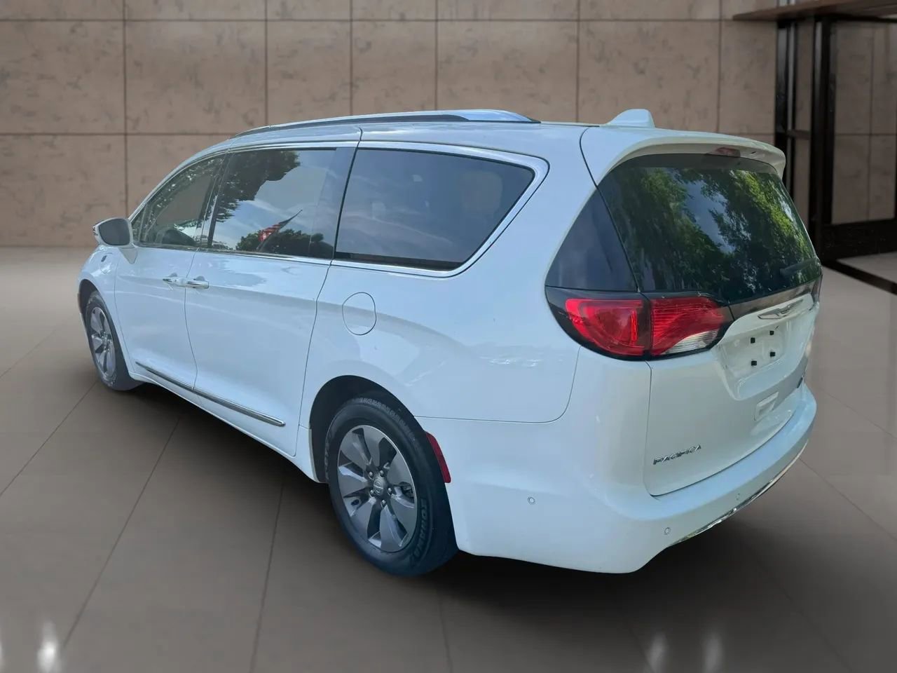Used 2017 Chrysler Pacifica Platinum FWD image 4