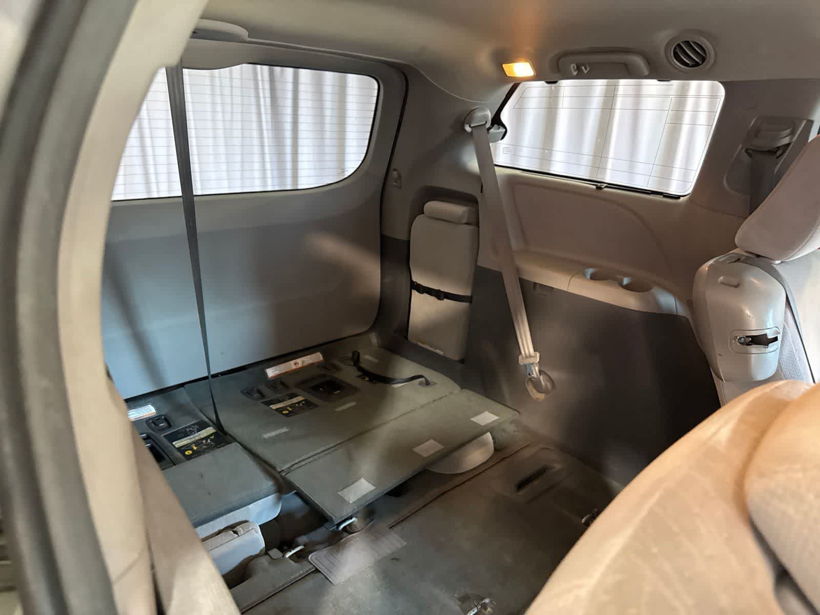 Used 2016 Toyota Sienna LE FWD image 17
