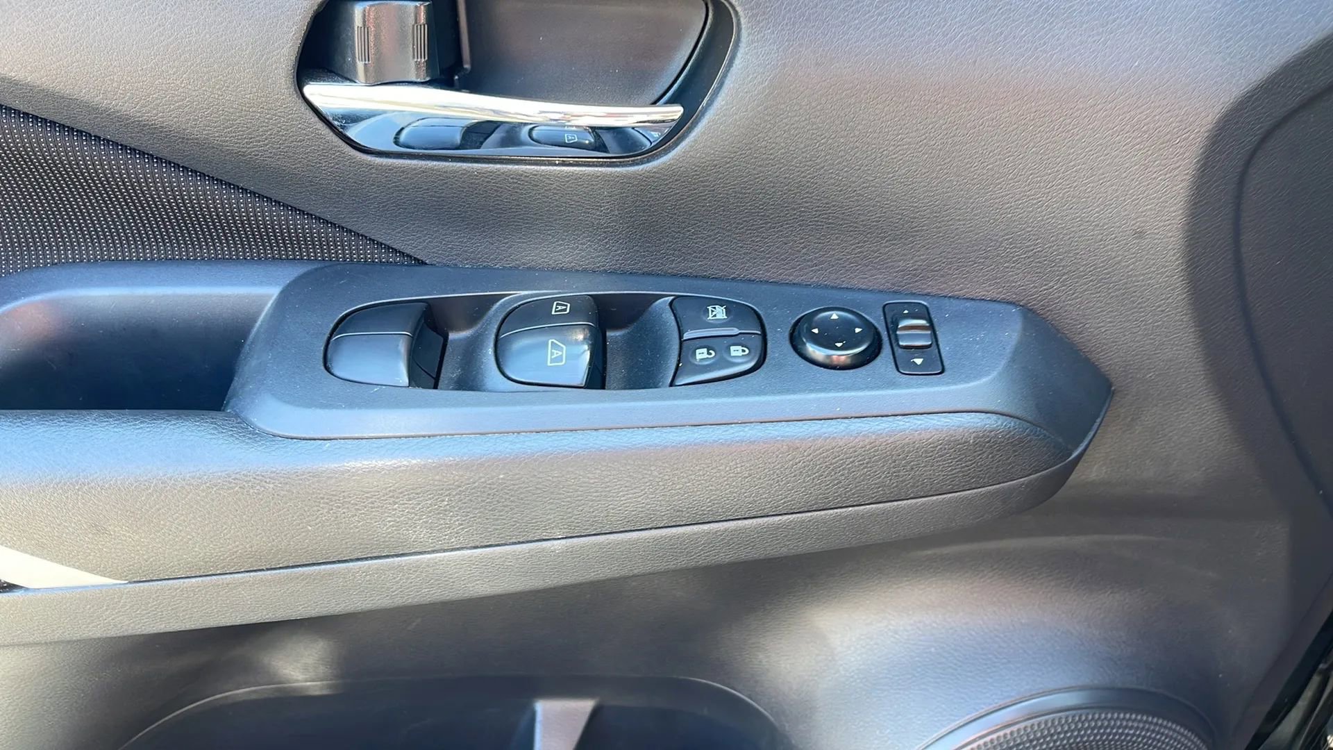 Used 2023 Nissan Kicks SV FWD image 18