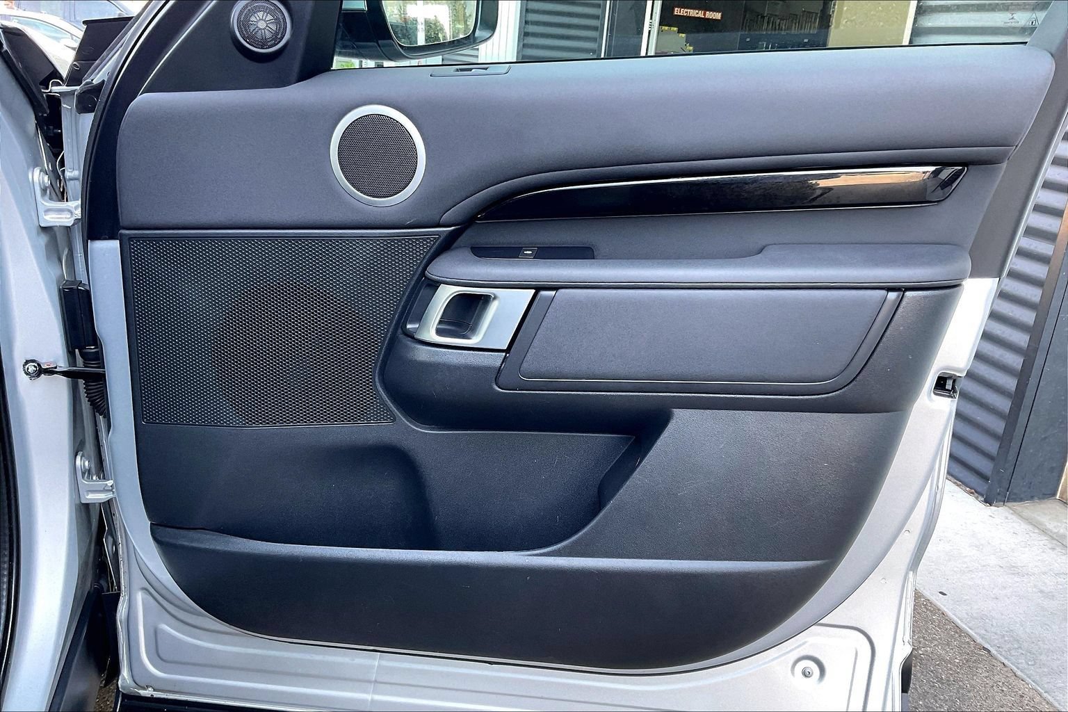 Used 2020 Land Rover Discovery SE AWD/4WD image 24