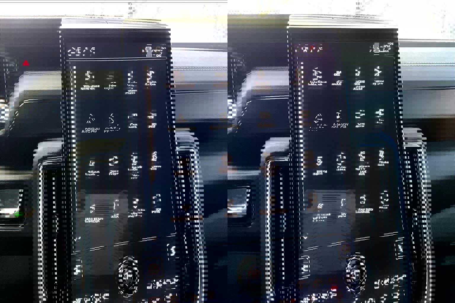 Used 2025 GMC Yukon XL Denali w/ Sun & Power Step Package image 34