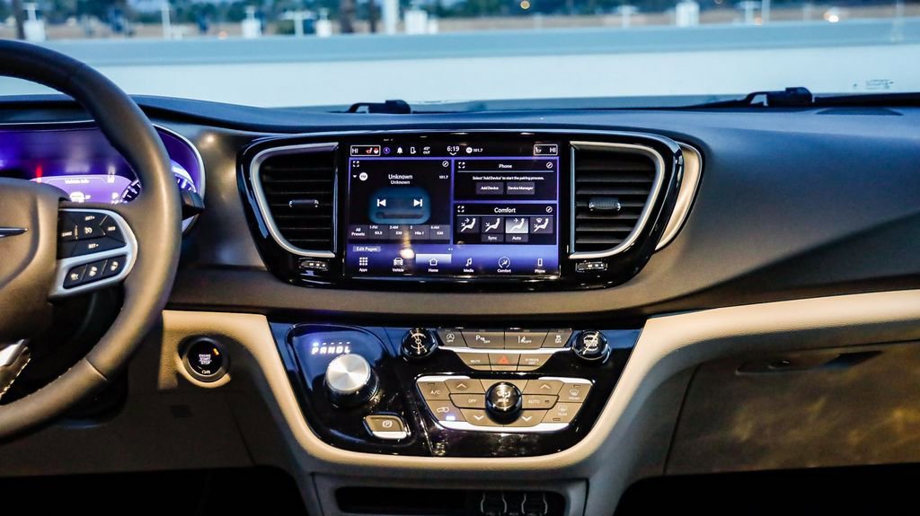 Certified 2024 Chrysler Pacifica Touring-L image 16