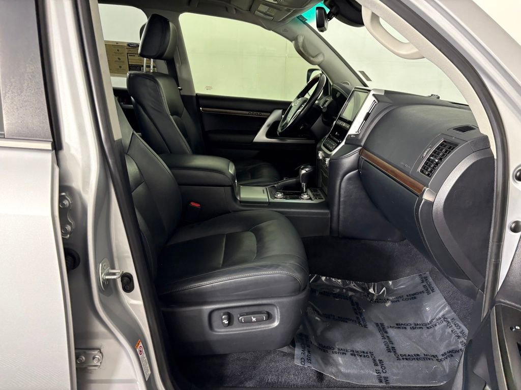 Used 2016 Toyota Land Cruiser image 35