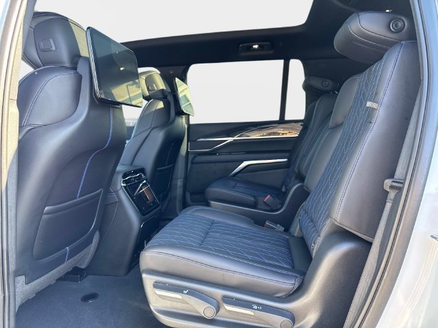 Certified 2026 Cadillac Escalade IQL Sport 1 w/ LPO, ONYX Package AWD/4WD image 13