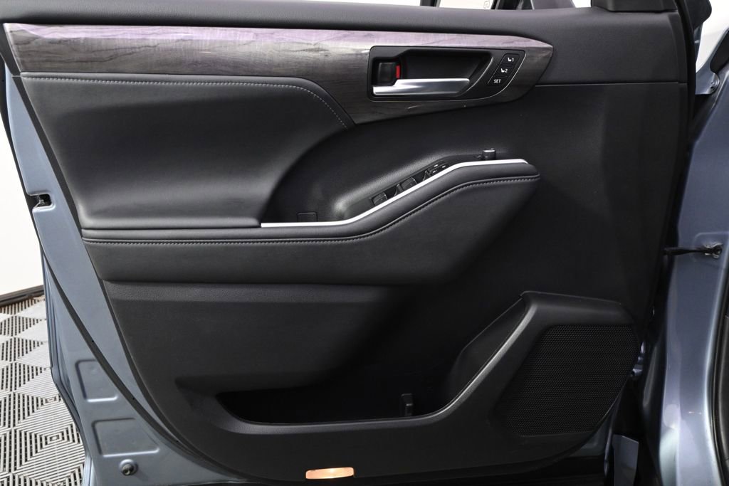 Used 2023 Toyota Highlander Platinum image 23