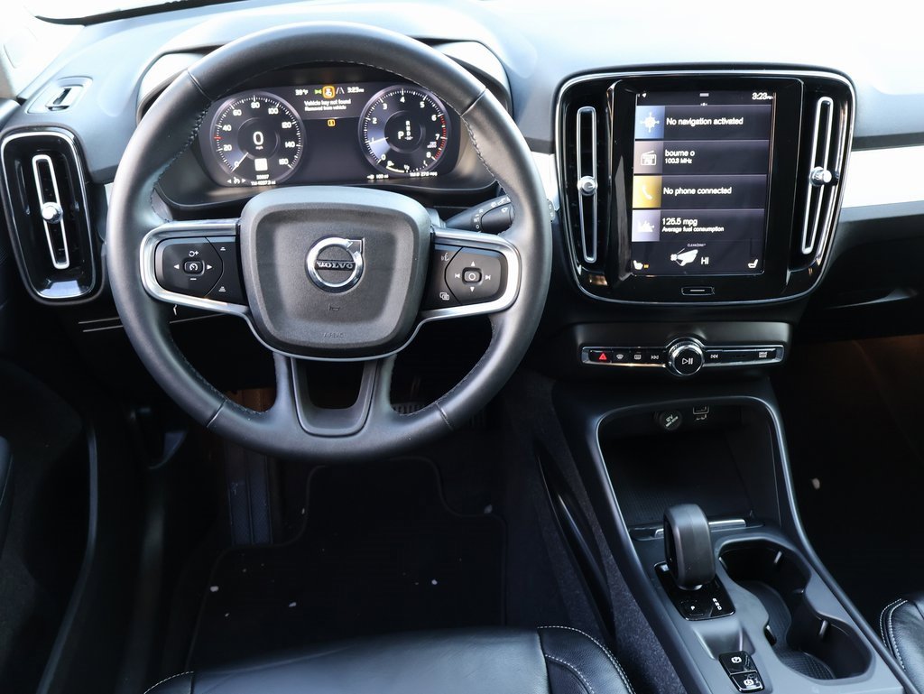 Used 2022 Volvo XC40 T5 Momentum image 18