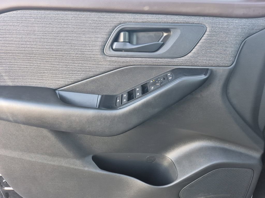 Used 2023 Nissan Rogue S image 7