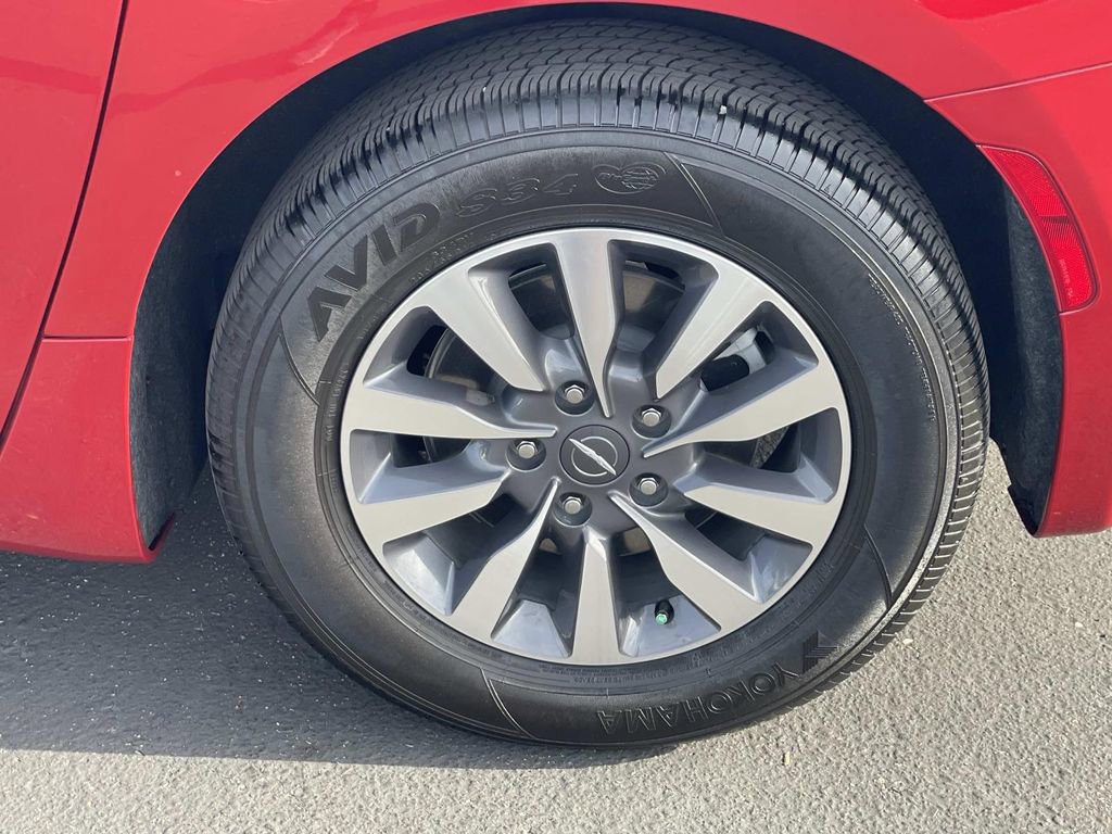 Used 2025 Chrysler Pacifica Select w/ Uconnect Theater Family Group image 30