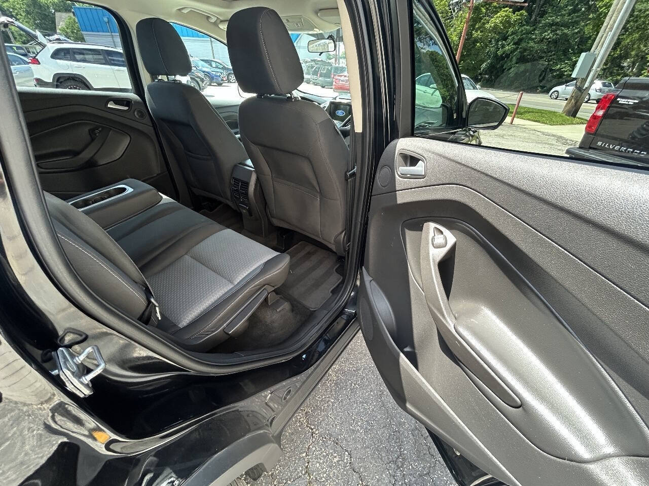 Used 2017 Ford Escape SE w/ Equipment Group 201A FWD image 8