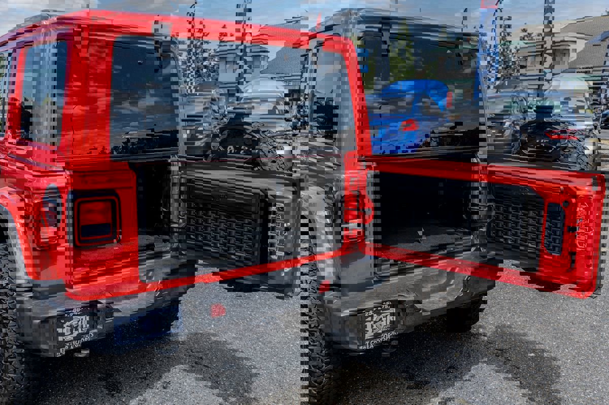 Used 2021 Jeep Wrangler Unlimited Sahara w/ Uconnect 4C Nav & Sound Group image 18